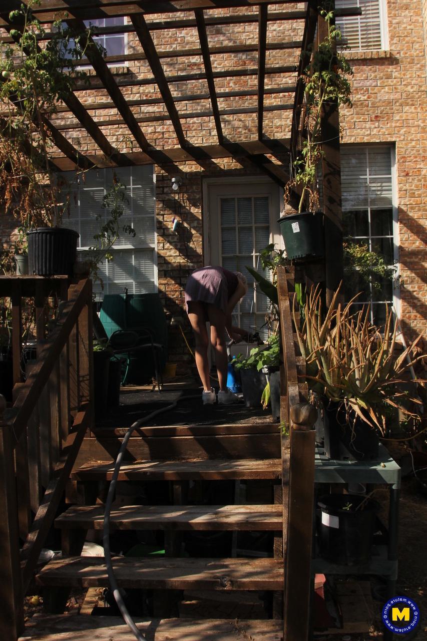 20P Sylvie J, blonde maigre en jupe, exhibe sa chatte dans un jardin intérieur.