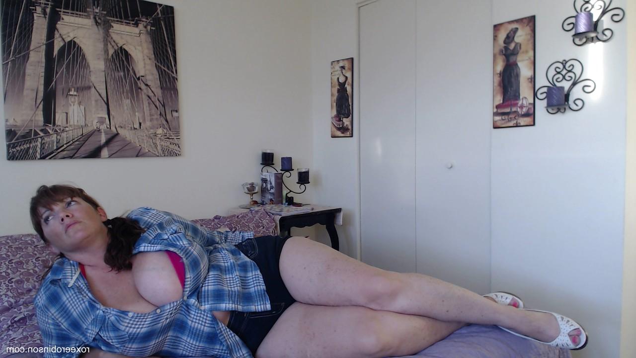 15P Mature fatty Roxee Robinson shows off her big boobs and her great ass