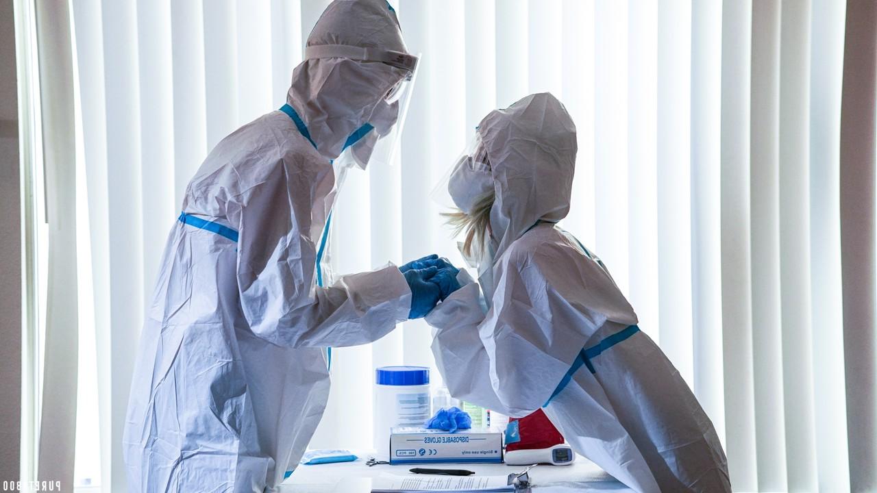 15P L'infirmière blonde Lola Fae a des relations sexuelles avec un médecin en tenue de sécurité.