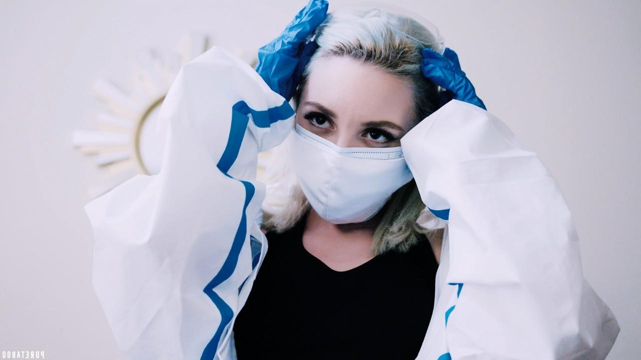 15P L'infirmière blonde Lola Fae a des relations sexuelles avec un médecin en tenue de sécurité.