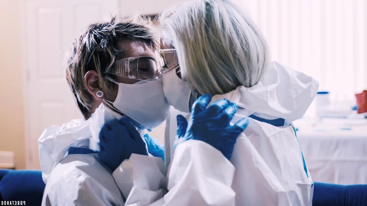 15P L'infirmière blonde Lola Fae a des relations sexuelles avec un médecin en tenue de sécurité.