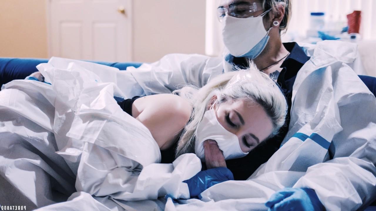 15P L'infirmière blonde Lola Fae a des relations sexuelles avec un médecin en tenue de sécurité.