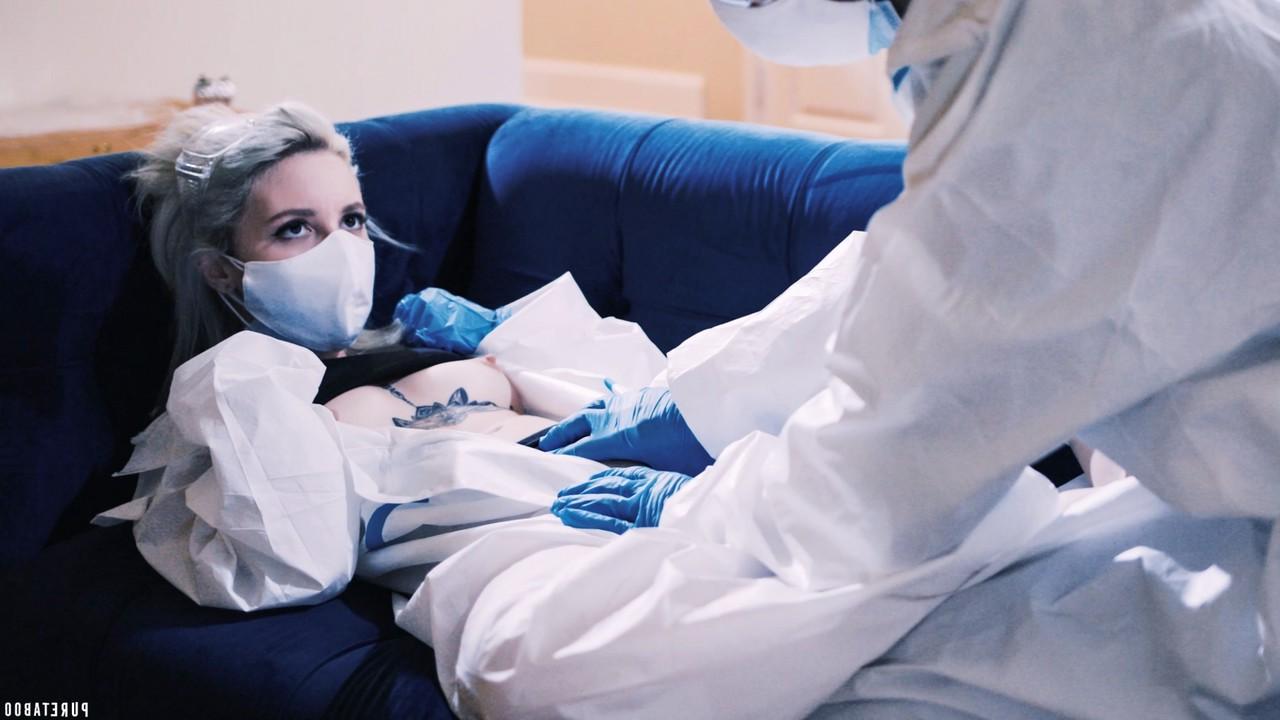 15P L'infirmière blonde Lola Fae a des relations sexuelles avec un médecin en tenue de sécurité.