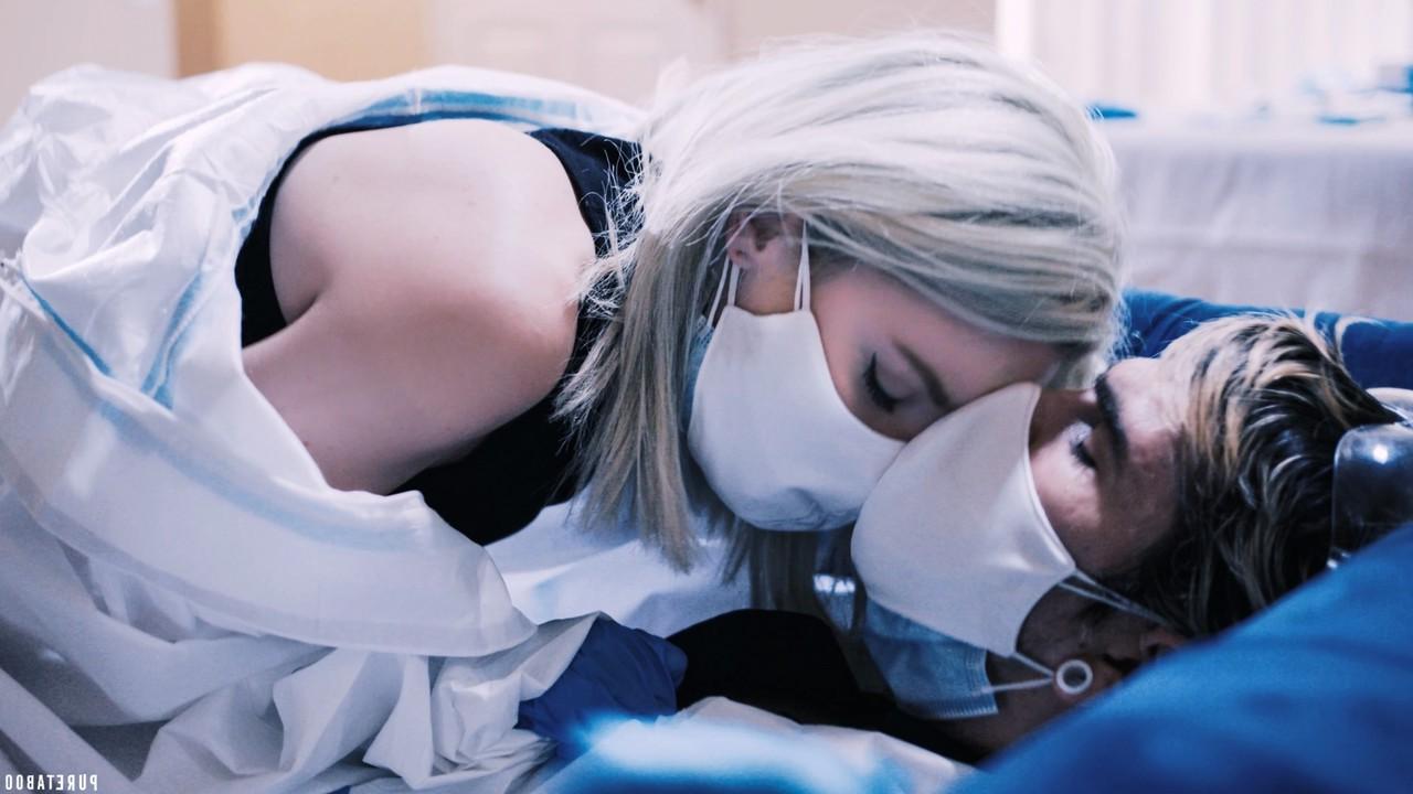 15P L'infirmière blonde Lola Fae a des relations sexuelles avec un médecin en tenue de sécurité.