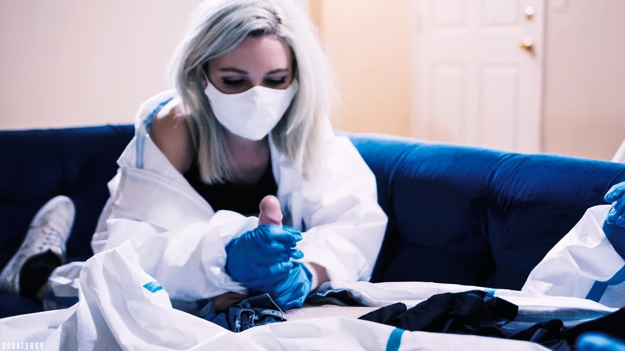 15P L'infirmière blonde Lola Fae a des relations sexuelles avec un médecin en tenue de sécurité.