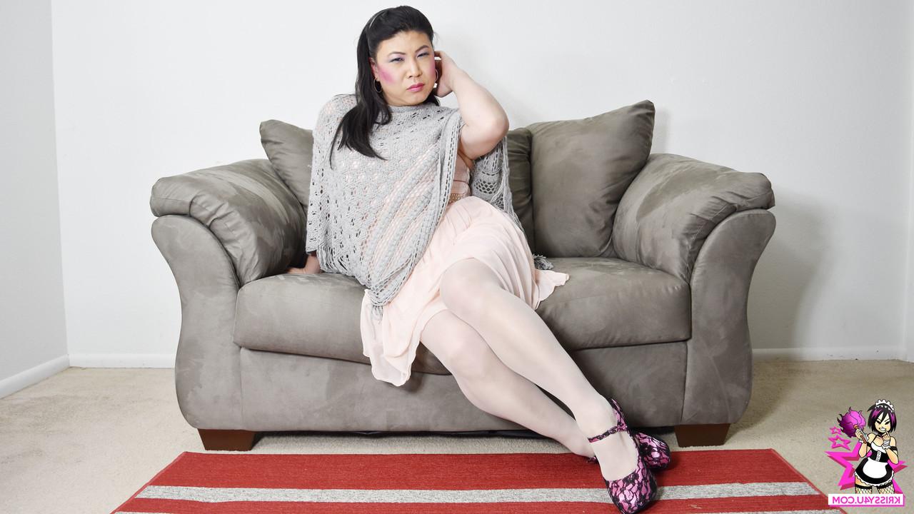 16P Mollige asiatische Shemale posiert in ihrem provokanten Outfit und High Heels