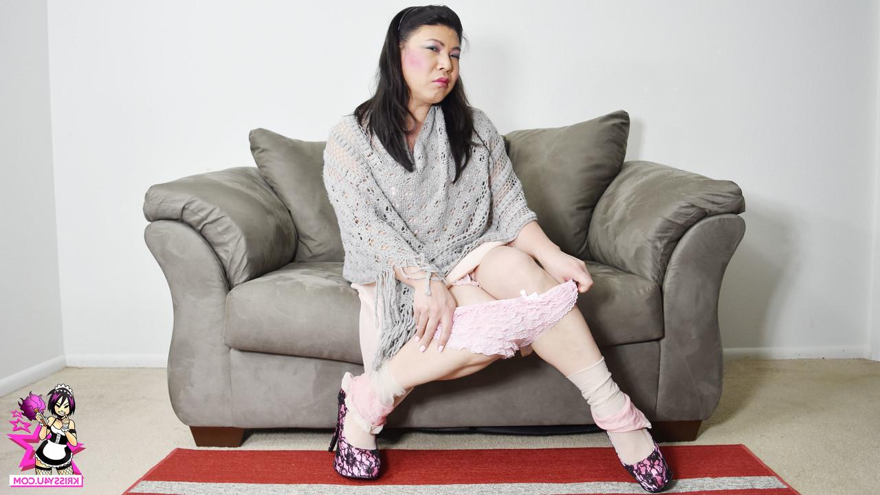 16P Mollige asiatische Shemale posiert in ihrem provokanten Outfit und High Heels