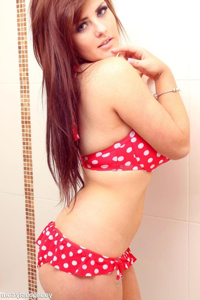 15P A linda adolescente ruiva Robyn molha seus grandes seios naturais na banheira
