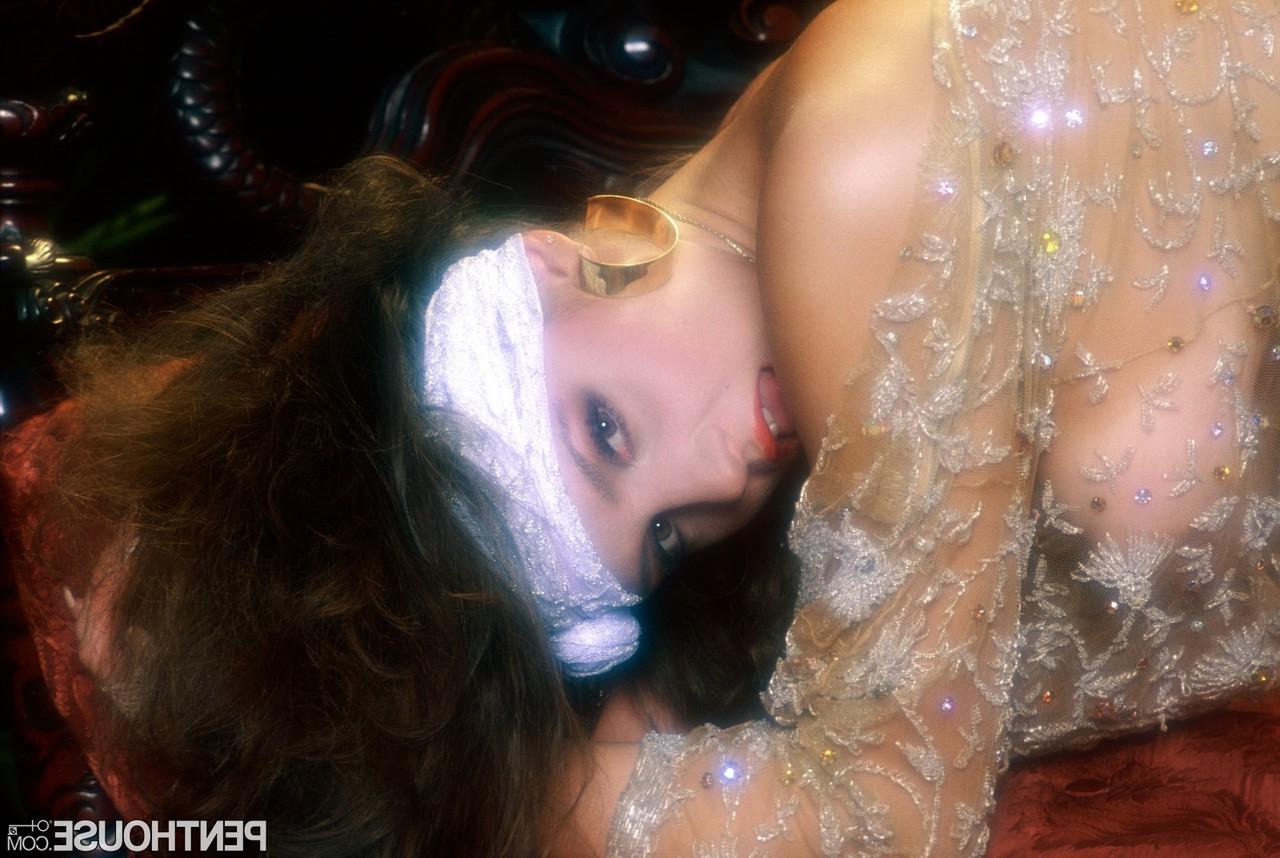 16P La retro tetona Melissa Leigh ofrece sus grandes tetas en muchos entornos sexys