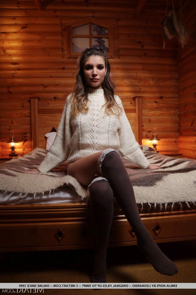 18P A linda adolescente Emilia Hops tira um suéter grande para modelar nua com meias OTK