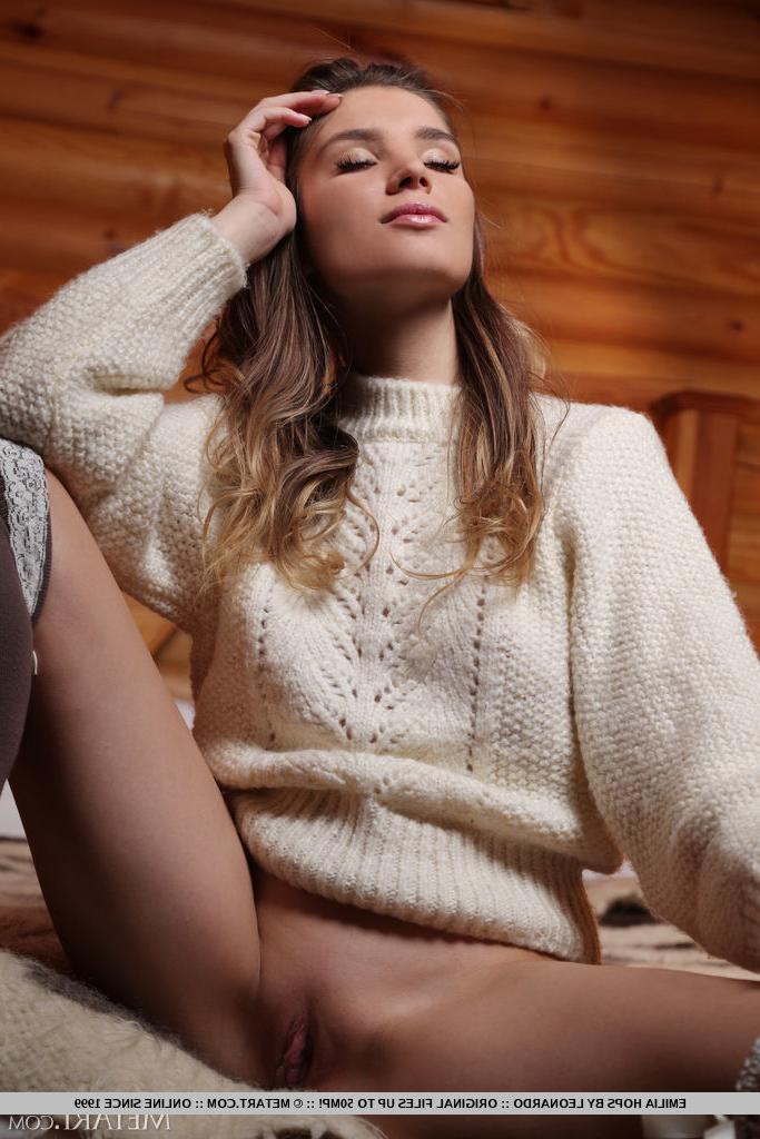 18P A linda adolescente Emilia Hops tira um suéter grande para modelar nua com meias OTK