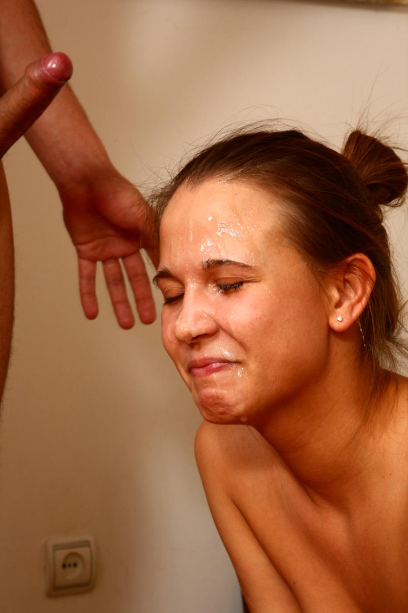 18P Chica joven luce una cara cubierta de semen después de tener sexo con su novio