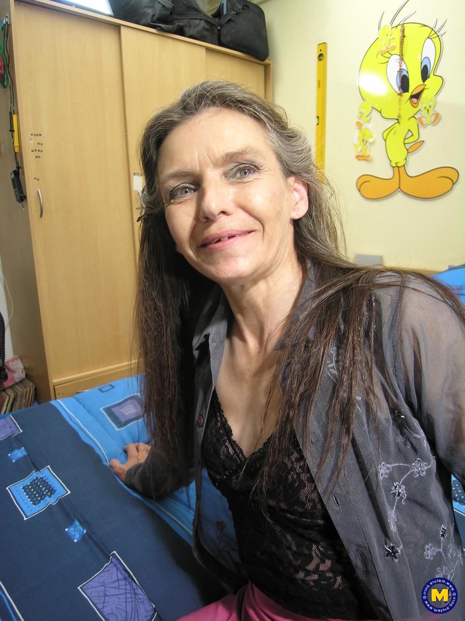 20P Prostituta madura Josefine se masturbando com suas botas de couro preto