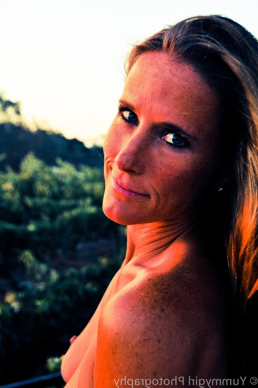 20P La sexy estrella porno Sofie Marie posando desnuda en el balcón durante la puesta de sol