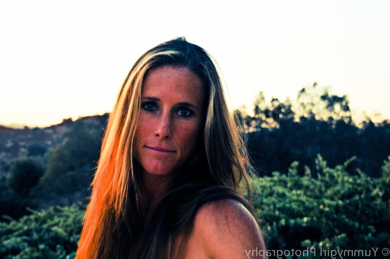 20P La sexy estrella porno Sofie Marie posando desnuda en el balcón durante la puesta de sol