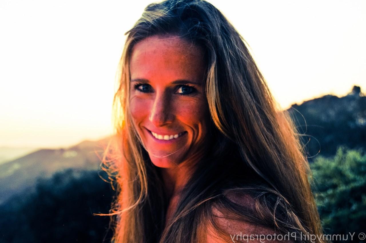 20P La sexy estrella porno Sofie Marie posando desnuda en el balcón durante la puesta de sol
