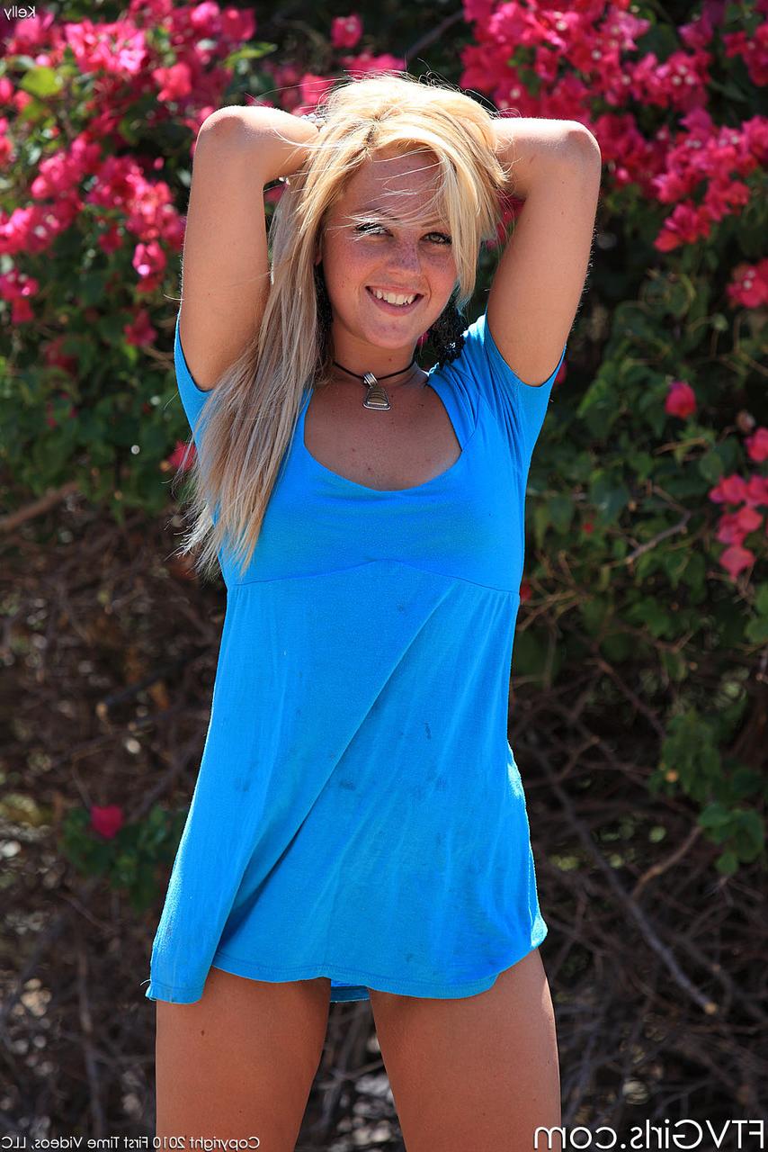 20P Die süße blonde Teenagerin Kelly neckt sie draußen mit ihren rasierten Löchern und kleinen Titten