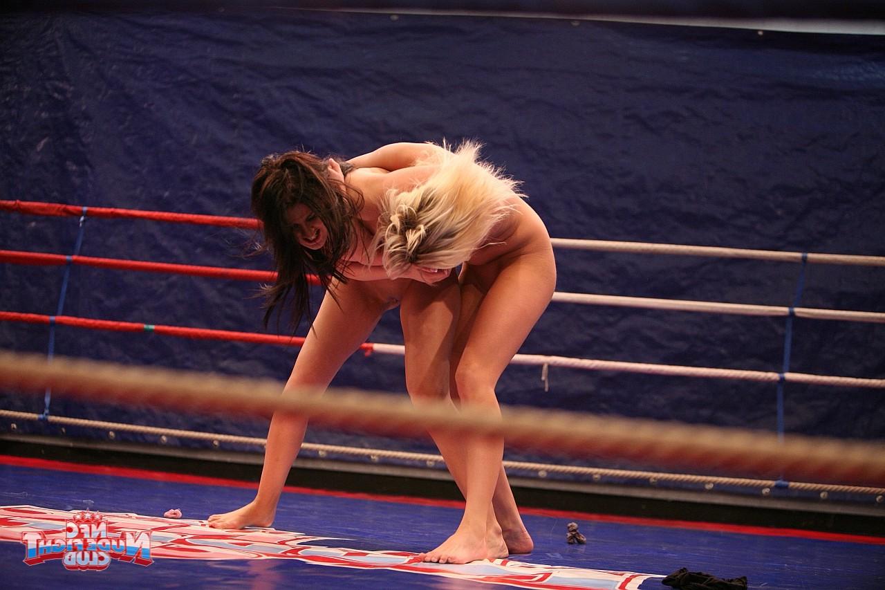 18P Die heißen lesbischen Wrestlerinnen Diana Stewart und Sarah lecken sich im Ring die Muschi