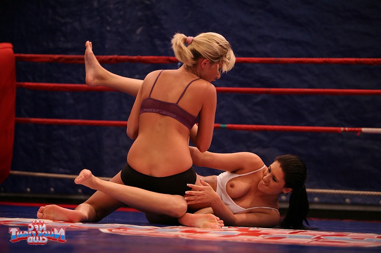 18P Die heißen lesbischen Wrestlerinnen Diana Stewart und Sarah lecken sich im Ring die Muschi