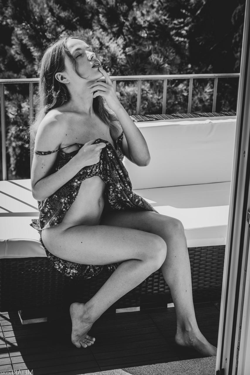 20P La nena sin bragas Rinna Ly se quita el vestido de verano y posa desnuda