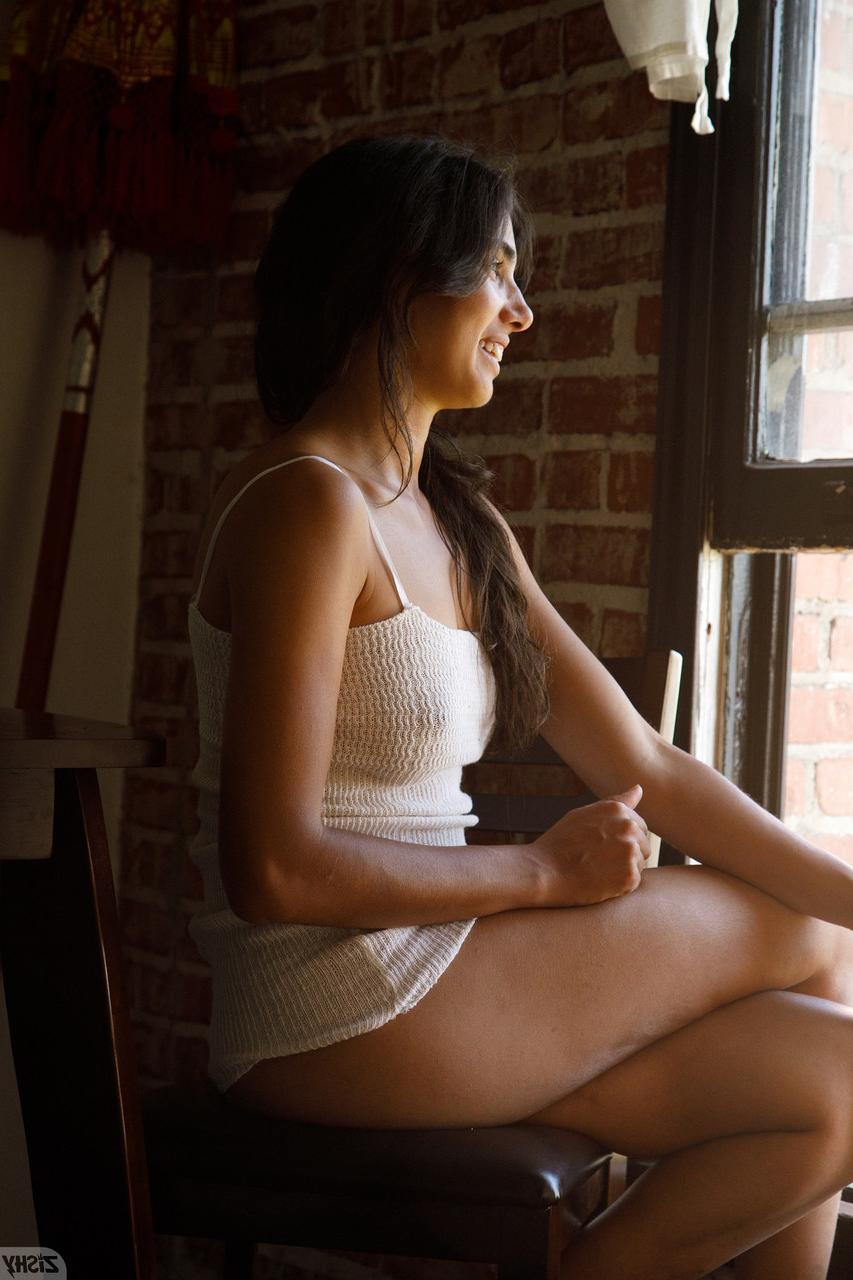 13P Das Amateur-Babe Yeraz Gebeshian zeigt langsam ihre Brüste und ihren Arsch in der Öffentlichkeit