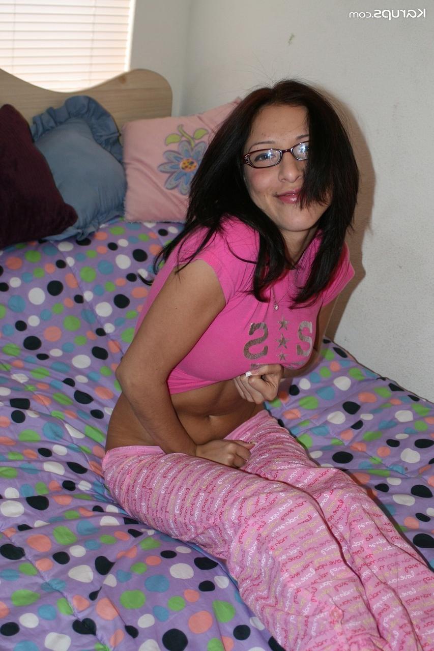 20P A adolescente amadora nerd Cydella perde o pijama e exibe sua buceta sexy aparada