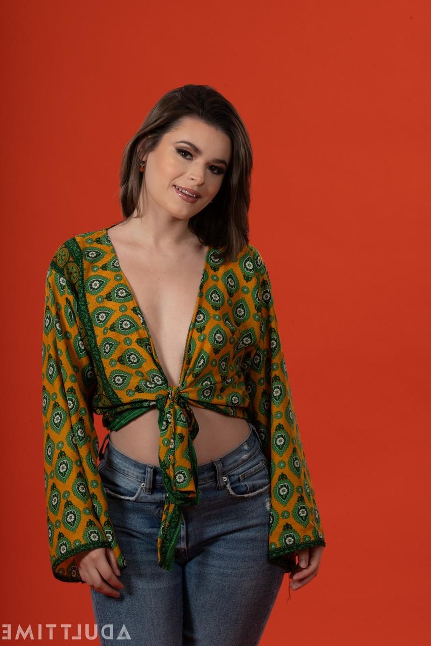 20P A gata alta e sexy Dharma Jones tem sua buceta comida e recheada profundamente