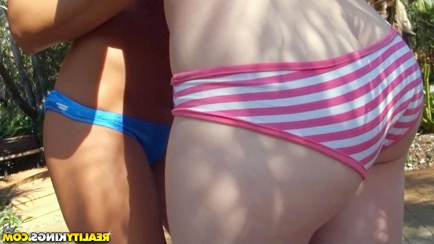 16P Muñecas sexuales lesbianas calientes Averi Brooks y Sarah Jennings se hacen lesbianas al aire libre
