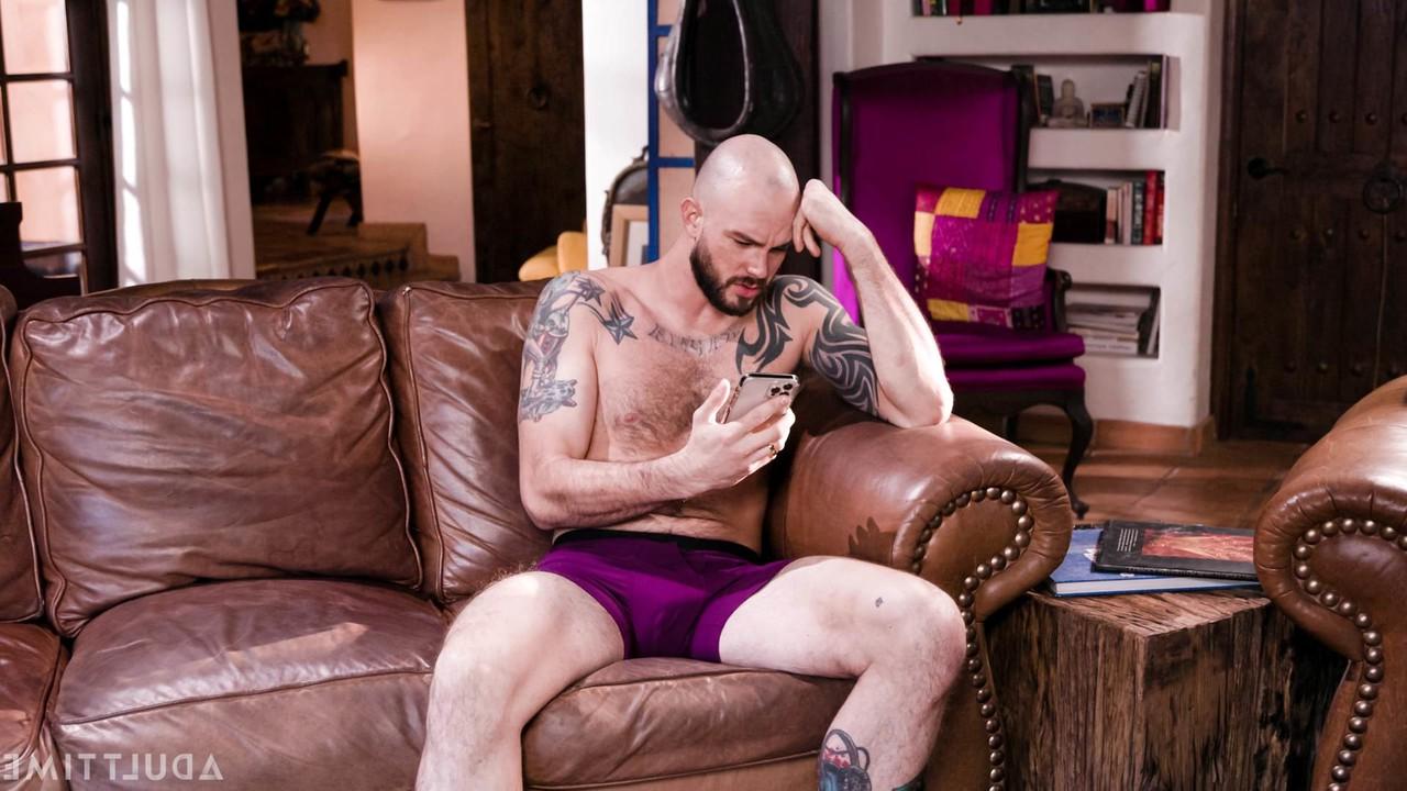 20P Hot shemale Ariel Demure enjoys wild anal sex with a muscular man