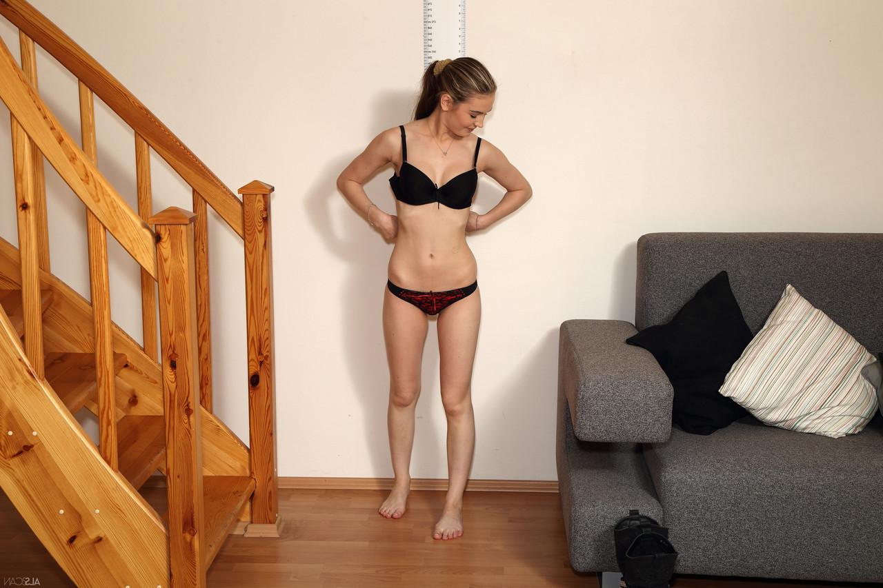 20P A modelo amadora Timea Bella apresenta seu corpo esguio e posa nua em um casting