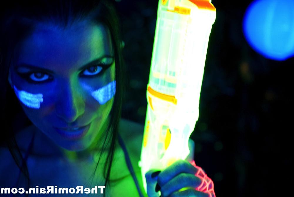 16P La MILF caliente Romi Rain muestra sus bonitas tetas y su coño bajo luces negras