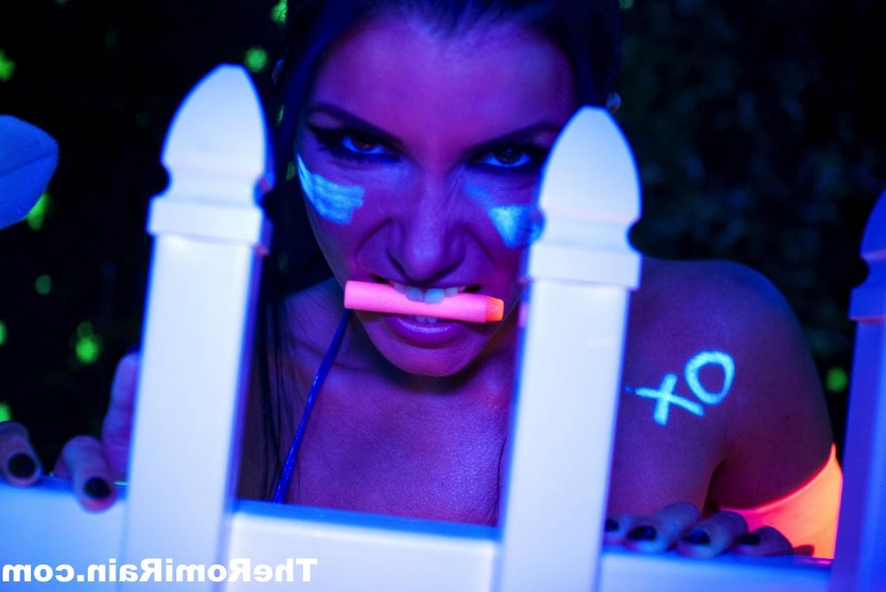 16P La MILF caliente Romi Rain muestra sus bonitas tetas y su coño bajo luces negras