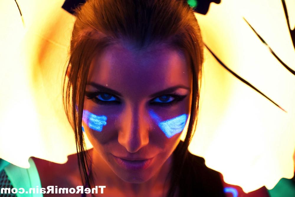 16P La MILF caliente Romi Rain muestra sus bonitas tetas y su coño bajo luces negras