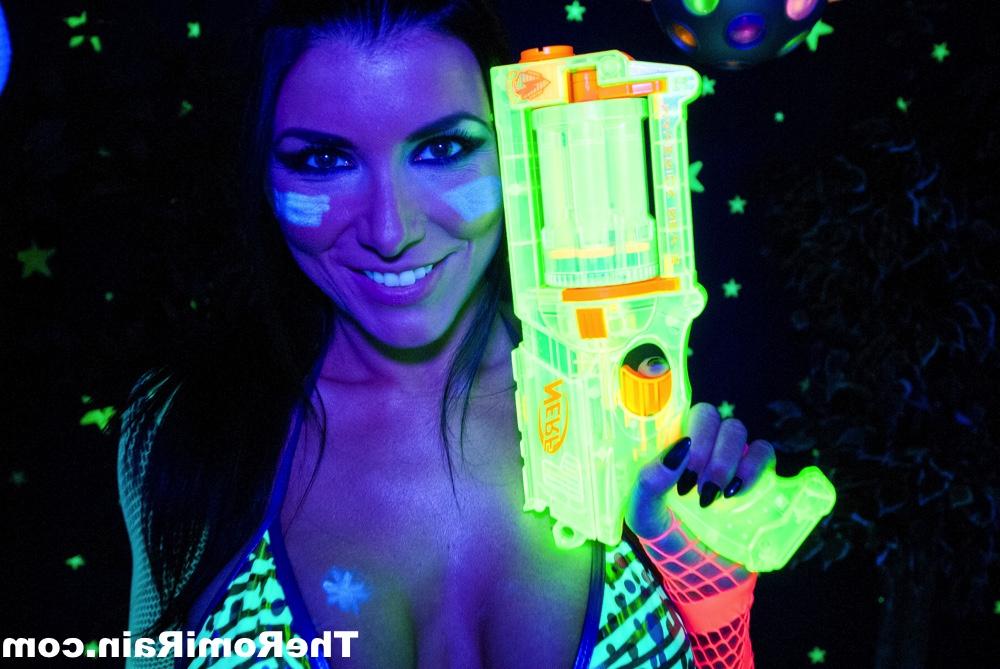 16P La MILF caliente Romi Rain muestra sus bonitas tetas y su coño bajo luces negras