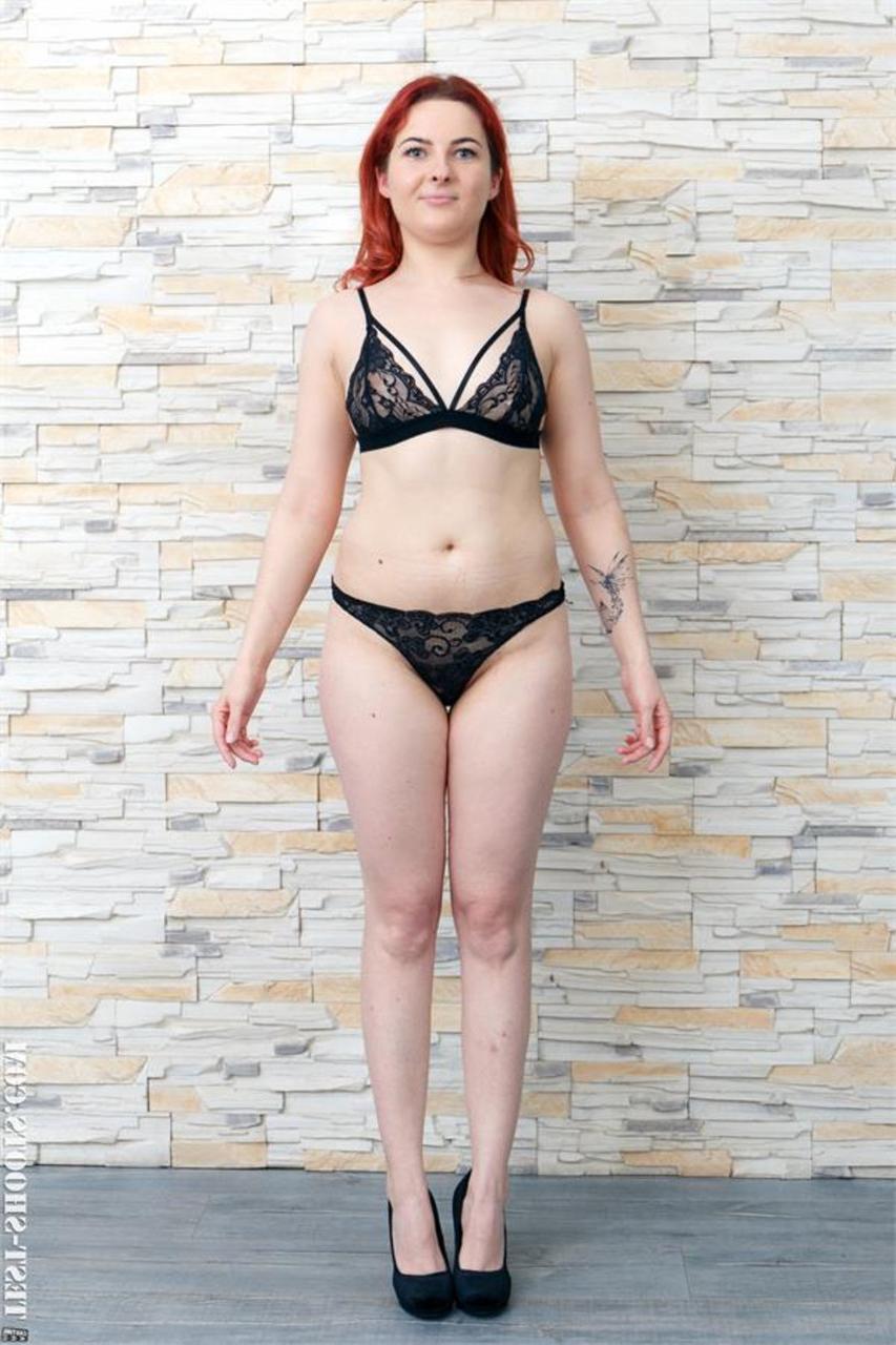 19P Louren, la jeune rousse, enlève sa lingerie en dentelle et pose nue au casting.