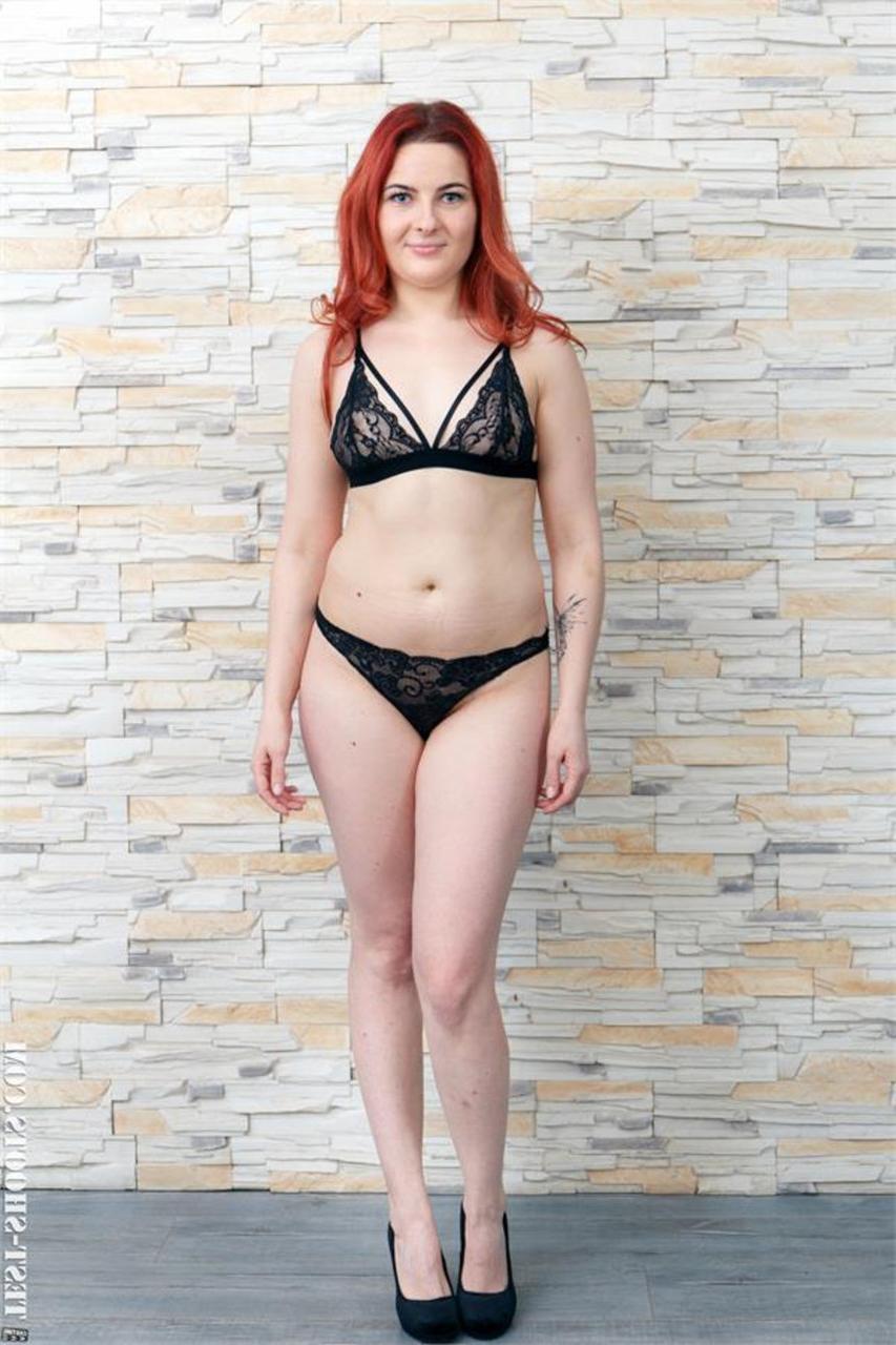 19P Louren, la jeune rousse, enlève sa lingerie en dentelle et pose nue au casting.