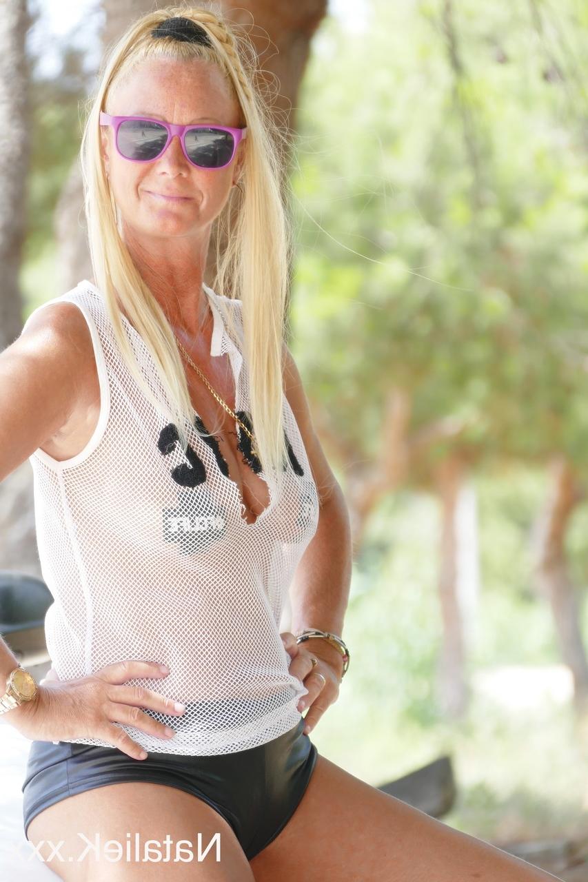 15P La cachonda esposa española Natalie K se quita la camisa y posa en topless al aire libre