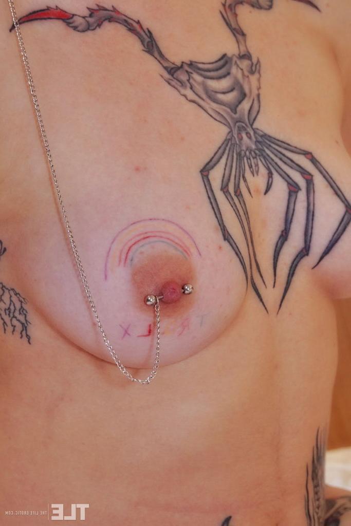 16P Un dedo adolescente perforado y tatuado abre su coño mientras usa un tapón anal