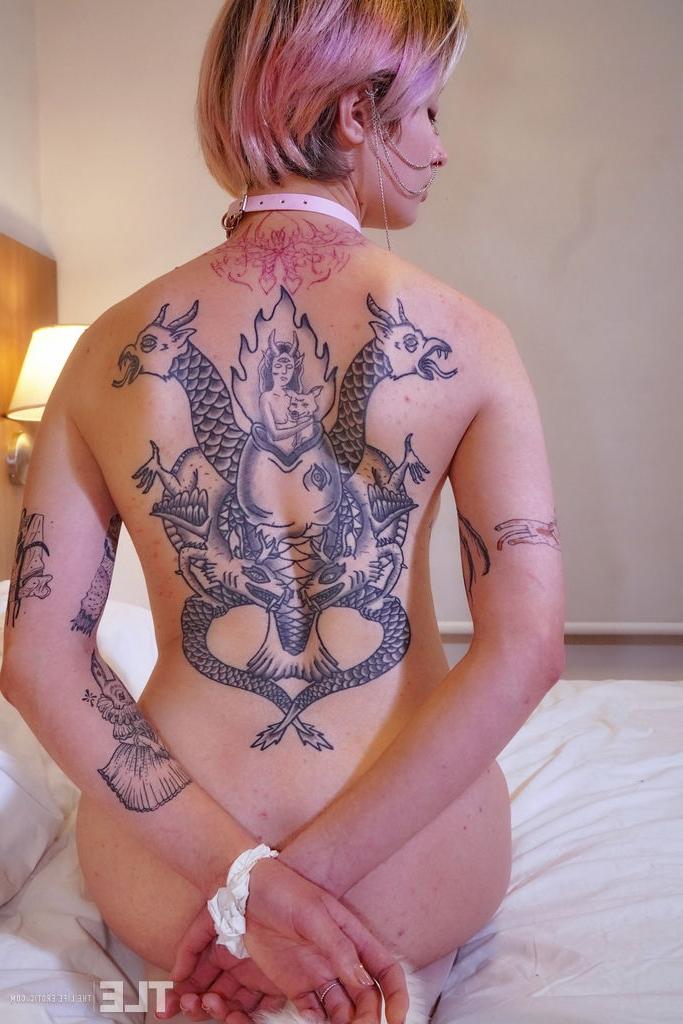 16P Un dedo adolescente perforado y tatuado abre su coño mientras usa un tapón anal