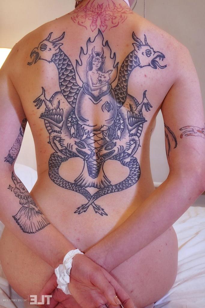 16P Un dedo adolescente perforado y tatuado abre su coño mientras usa un tapón anal