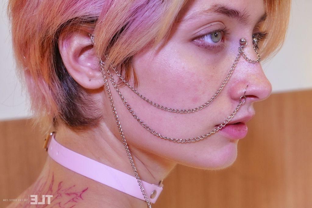 16P Un dedo adolescente perforado y tatuado abre su coño mientras usa un tapón anal