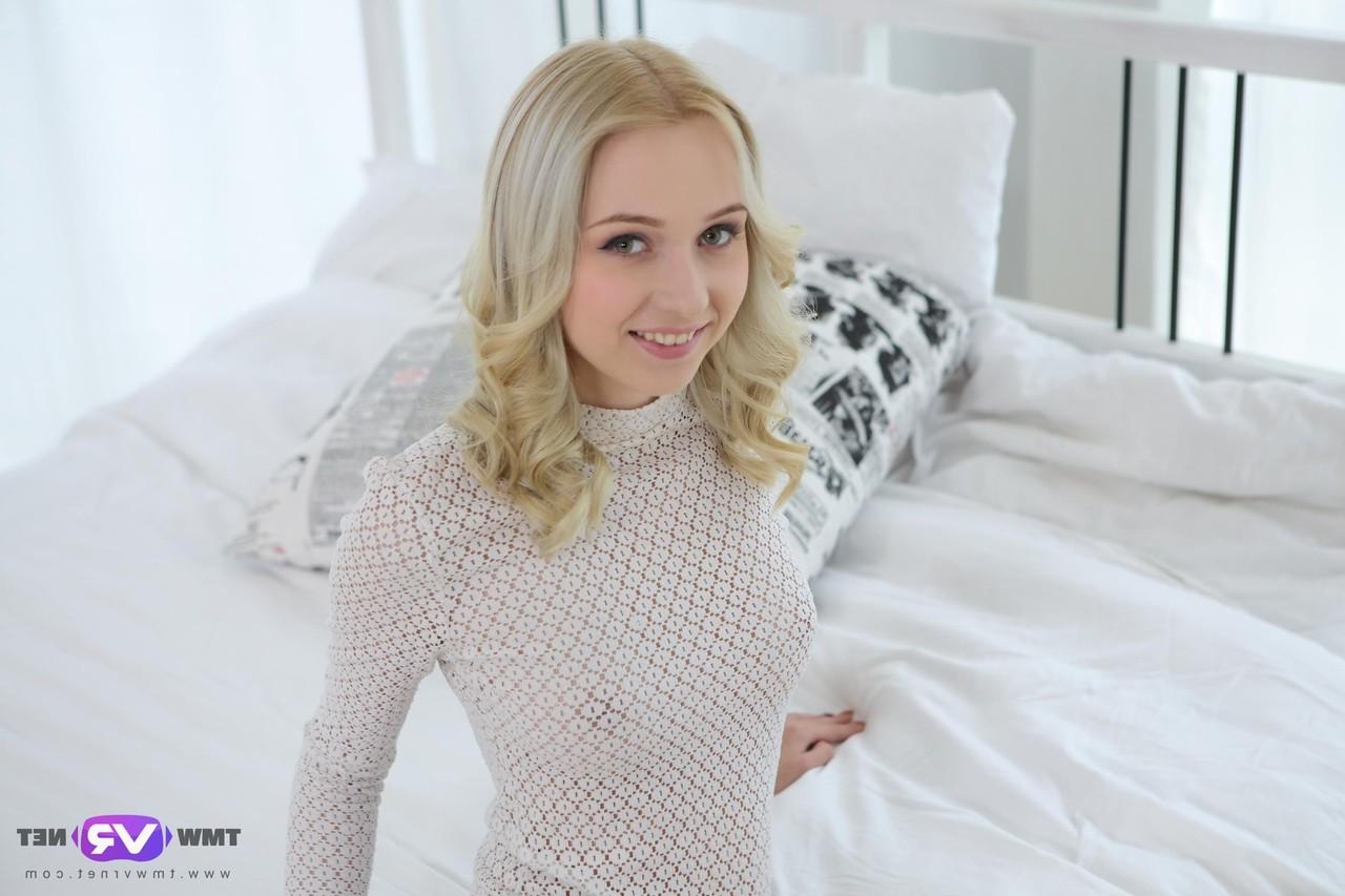 16P Die süße blonde Teenagerin Martha spielt nackt auf ihrem Bett mit ihrer Muschi