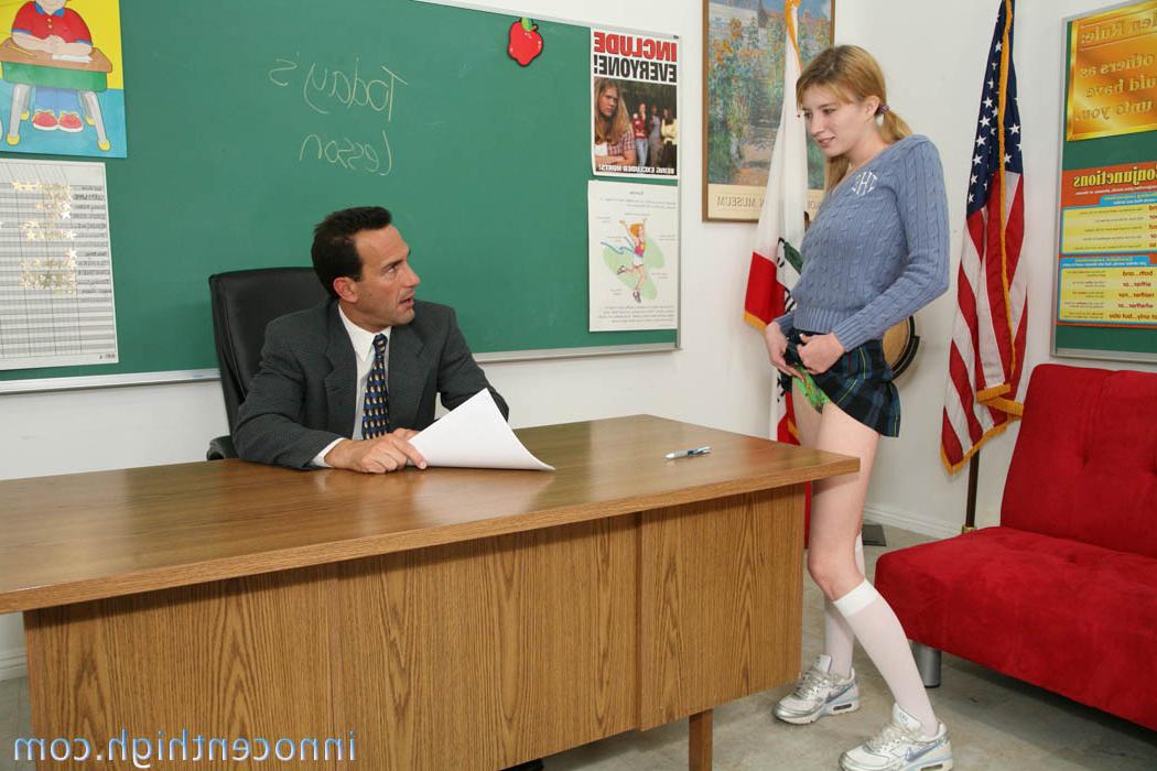 20P A pequena adolescente Mya Lynn recebe uma ótima lição de sexo com seu professor excitado