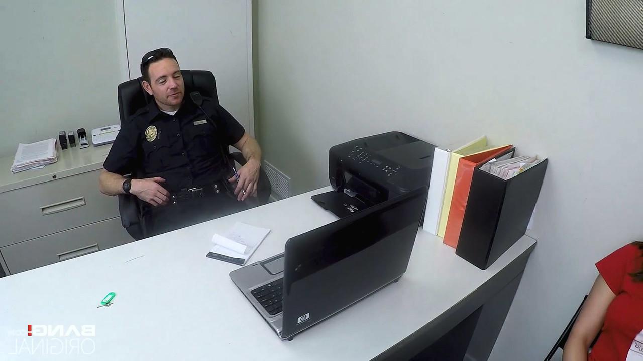 20P La ladrona latina Kim Torres mama y se folla a un oficial de policía como castigo