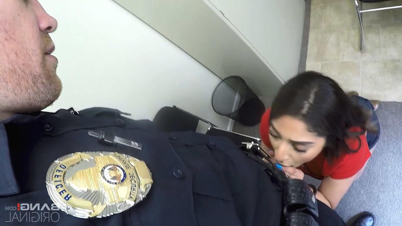 20P La ladrona latina Kim Torres mama y se folla a un oficial de policía como castigo