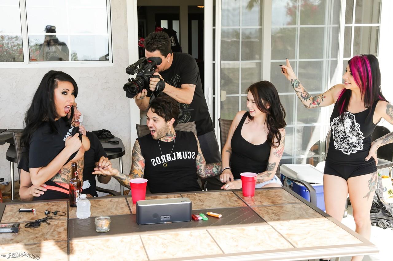17P La loca fetichista Joanna Angel se folla a su jefe y a su novia en una fiesta salvaje de sexo grupal