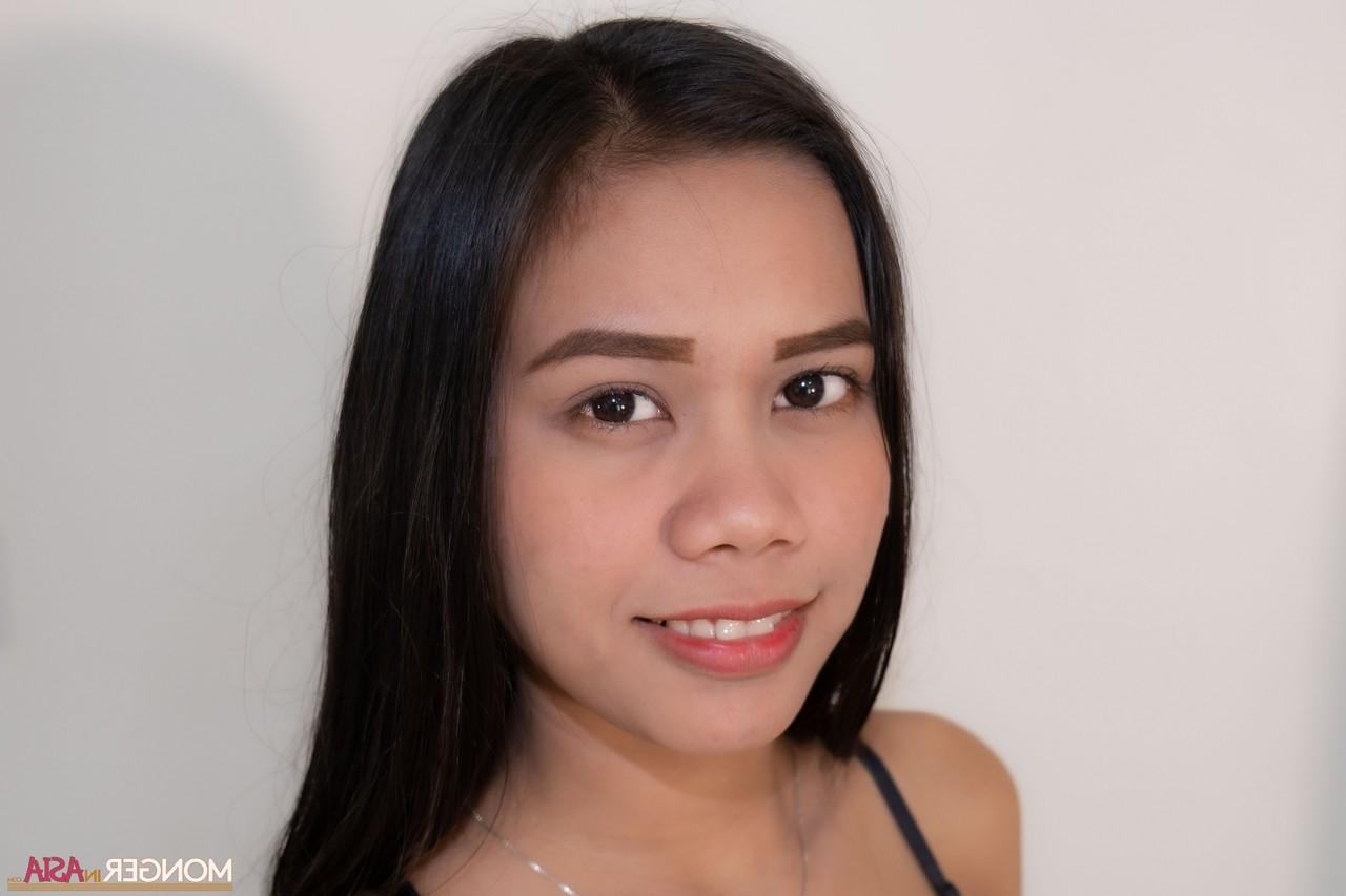 13P La asiática morena Rebecca se quita el sujetador y muestra sus tetas turgentes y calientes