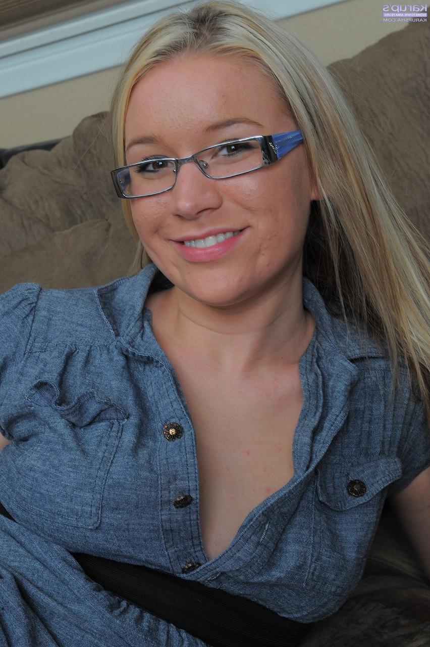 20P La blonde au gros cul Kristi Kay écarte son irrésistible chatte rose.