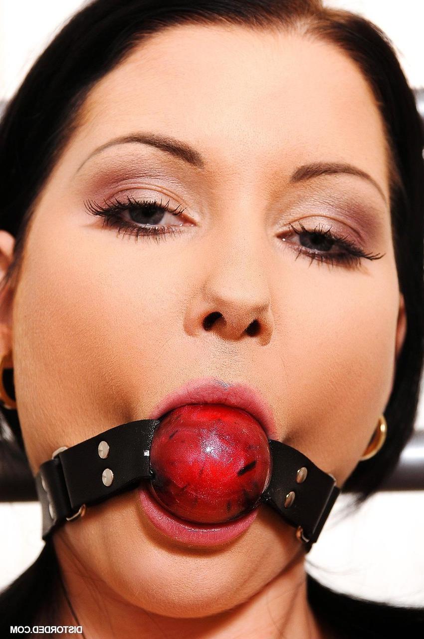 20P La sexy morena Belicia Grace atada y jugueteada en el coño