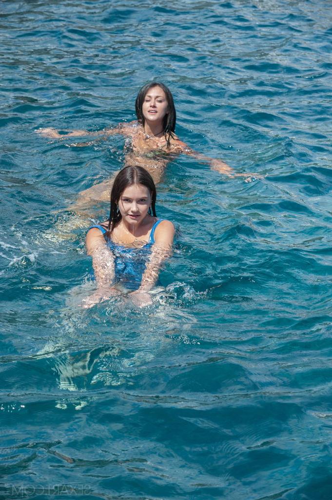 12P Die jugendlichen Lesben Matty und Lana Grand machen sich nach dem Schwimmen nackt auf Felsen aus